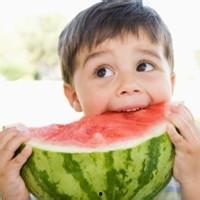 头像小孩吃瓜图文,小家伙欢乐吃瓜瞬间